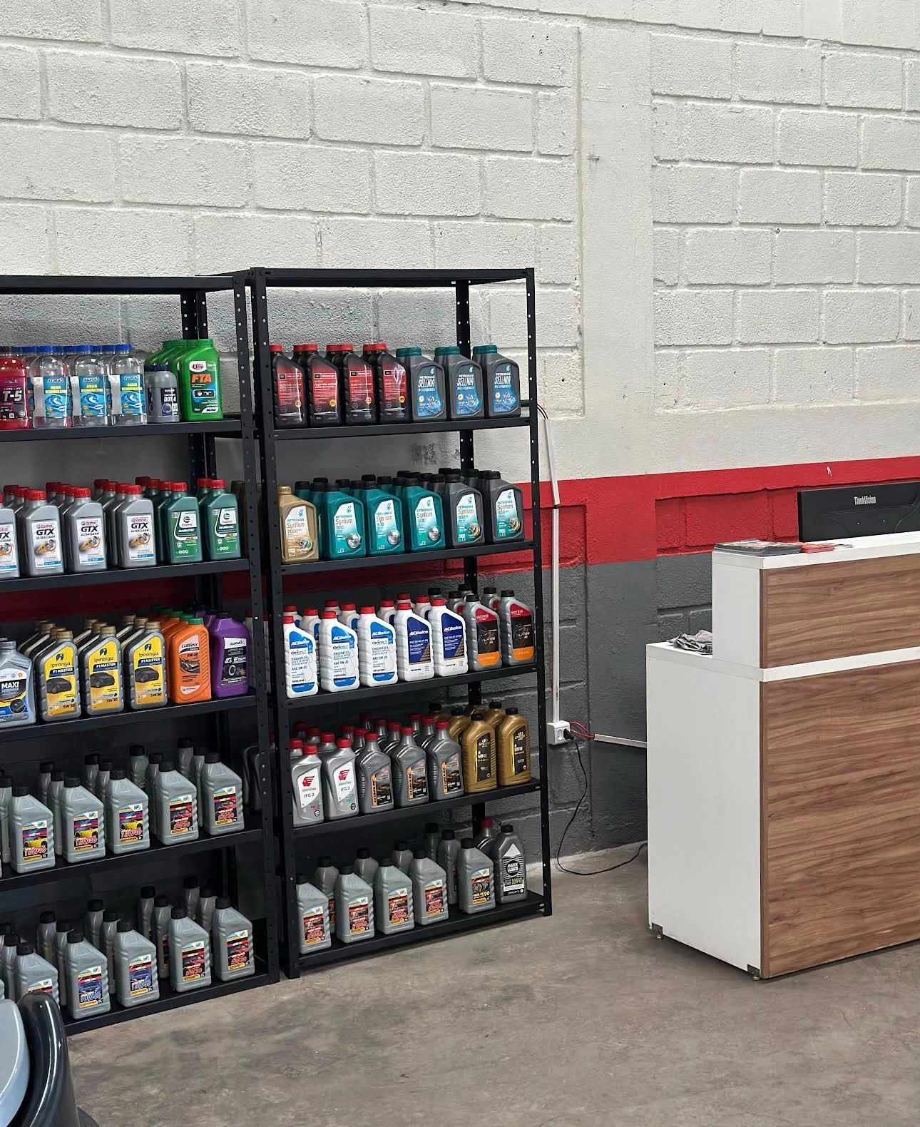Estoque organizado de fluidos e produtos automotivos